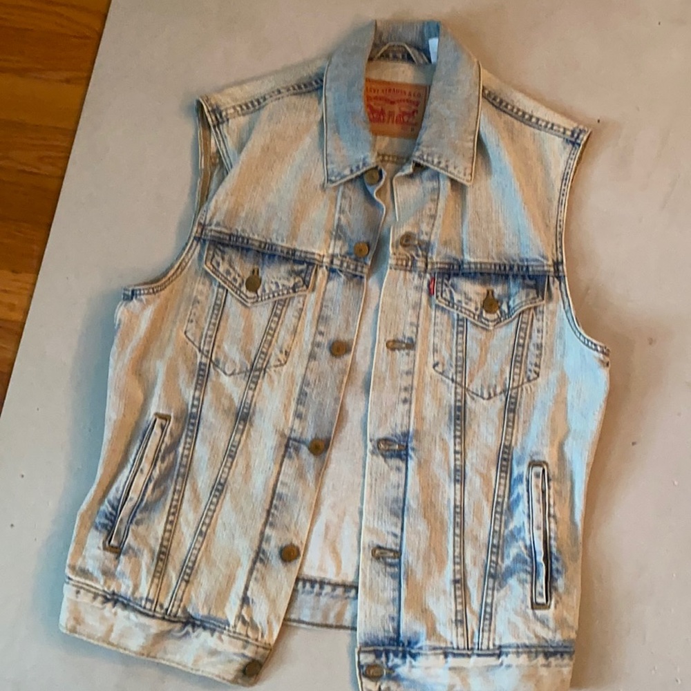Levis denim vest size medium